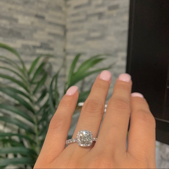 SOLD ✨ 1.06 CT Center Diamond halo engagement ring - Picture 4 of 12